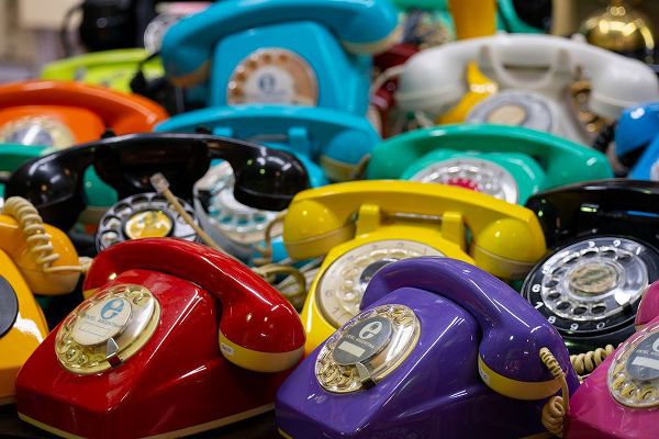 Hopkins, Cindy Miller 아티스트의 Argentina-Buenos Aires San Telmo Market-aka Mercado San Telmo Colorful vintage telephones작품입니다.